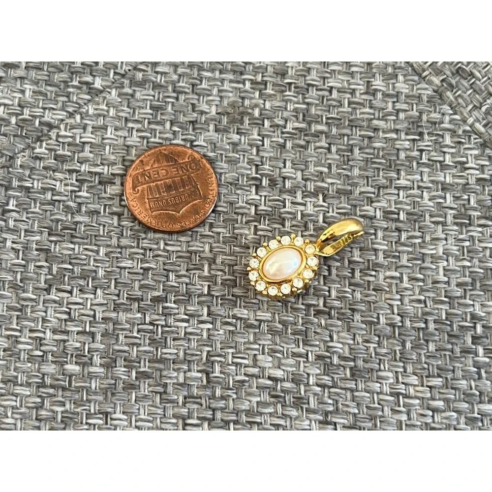 Vtg 80s small gold tone pearl rhinestone necklace‎ pendant lavish ornate shiny